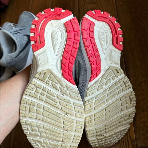 Brooks - Picture 4 of 4